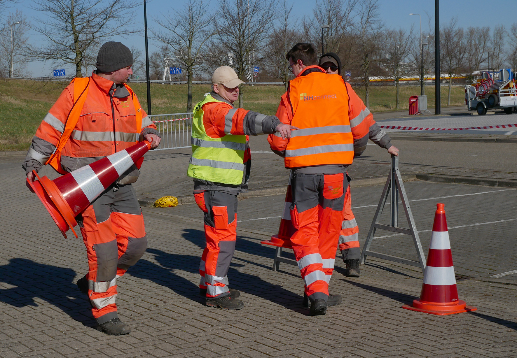 Deelnemers van NH Connect die afgelopen jaar de module Veilig werken langs de weg hebben gevolgd.