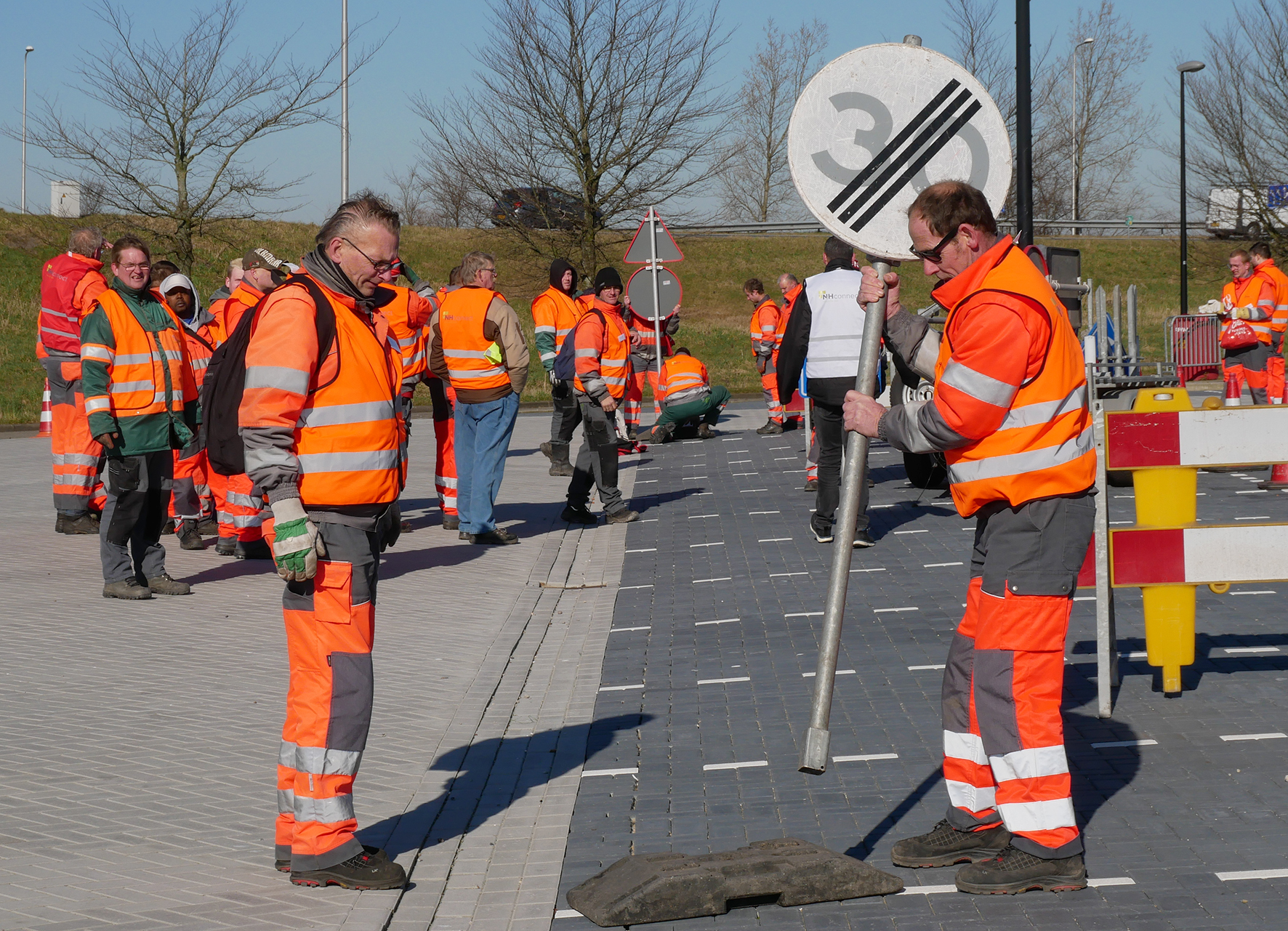 Deelnemers van NH Connect die afgelopen jaar de module Veilig werken langs de weg hebben gevolgd.