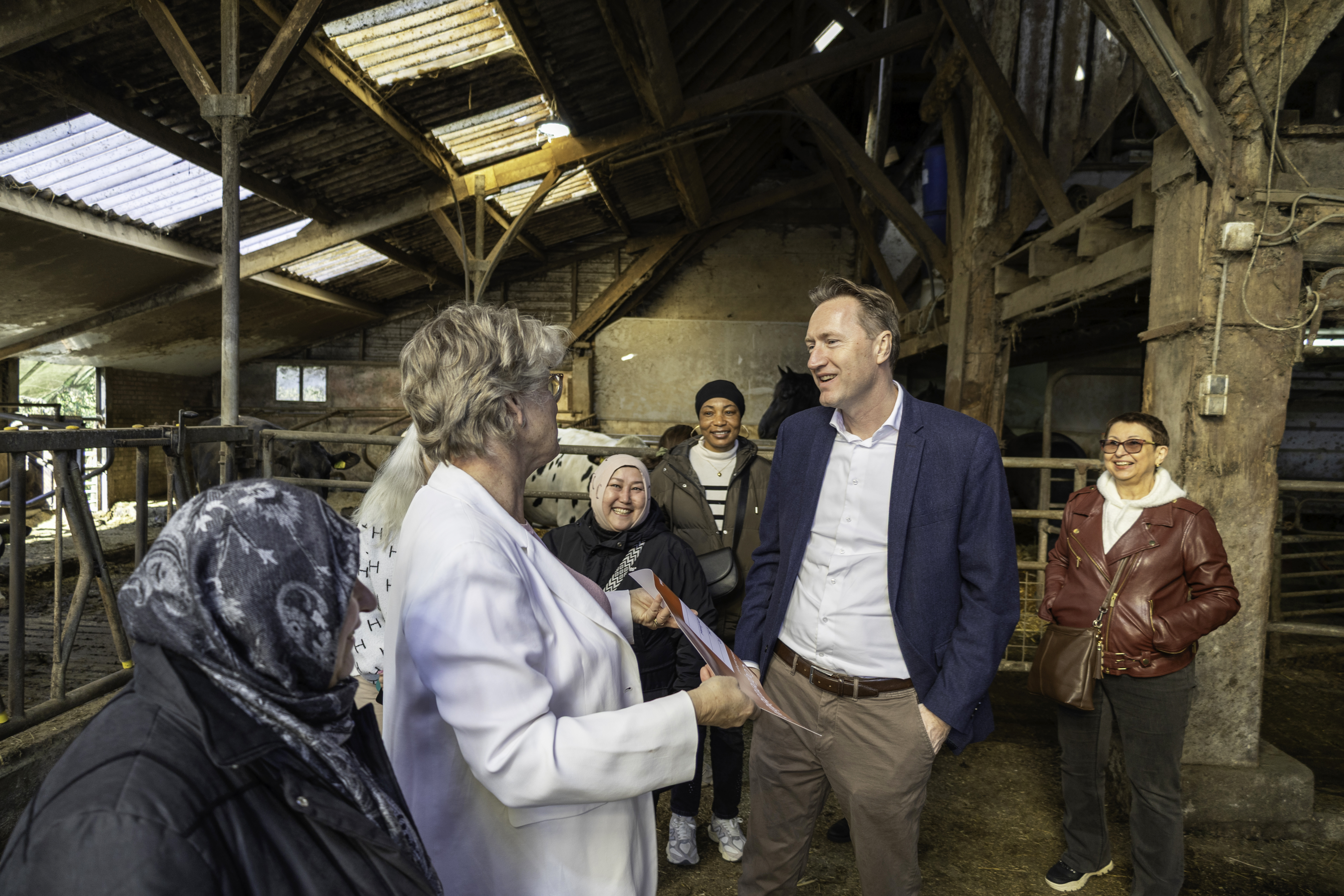 De bijdrage uit het fonds is gekoppeld aan het programma educatieve excursies voor integratie en zelfredzaamheid. In totaal gaan meer dan 40 groepen deelnemen aan het programma. De samenwerking met regionale partners, van musea tot culturele instellingen, buurthuizen en lokale ondernemers, maakt dat het programma breed gedragen wordt.  Excursies als motor voor taal, participatie en zelfredzaamheid De excursies vormen een waardevolle toevoeging op de taallessen van Vonk. Door cursisten in realistische situat