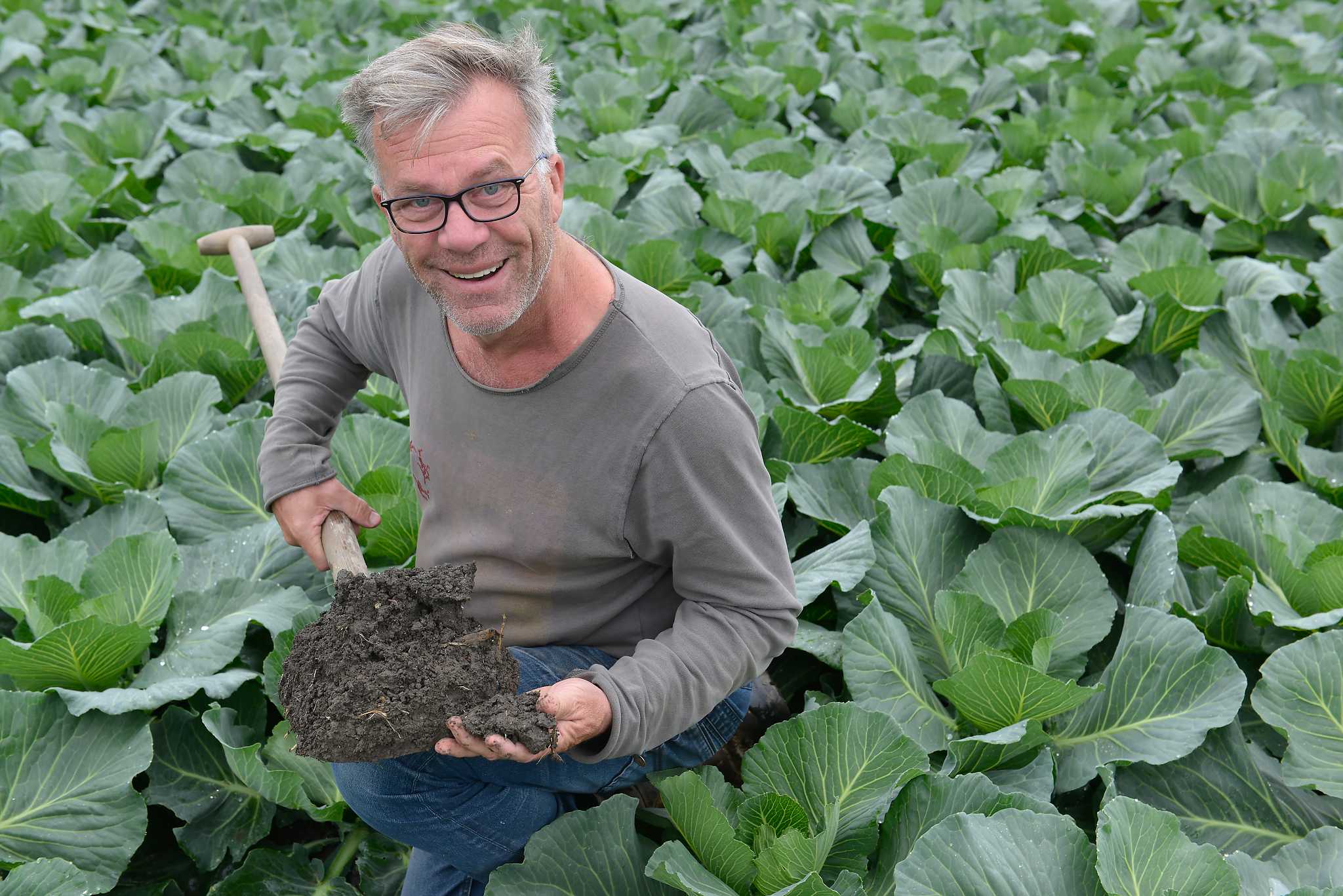 Peter Appelman laat trots grond zien