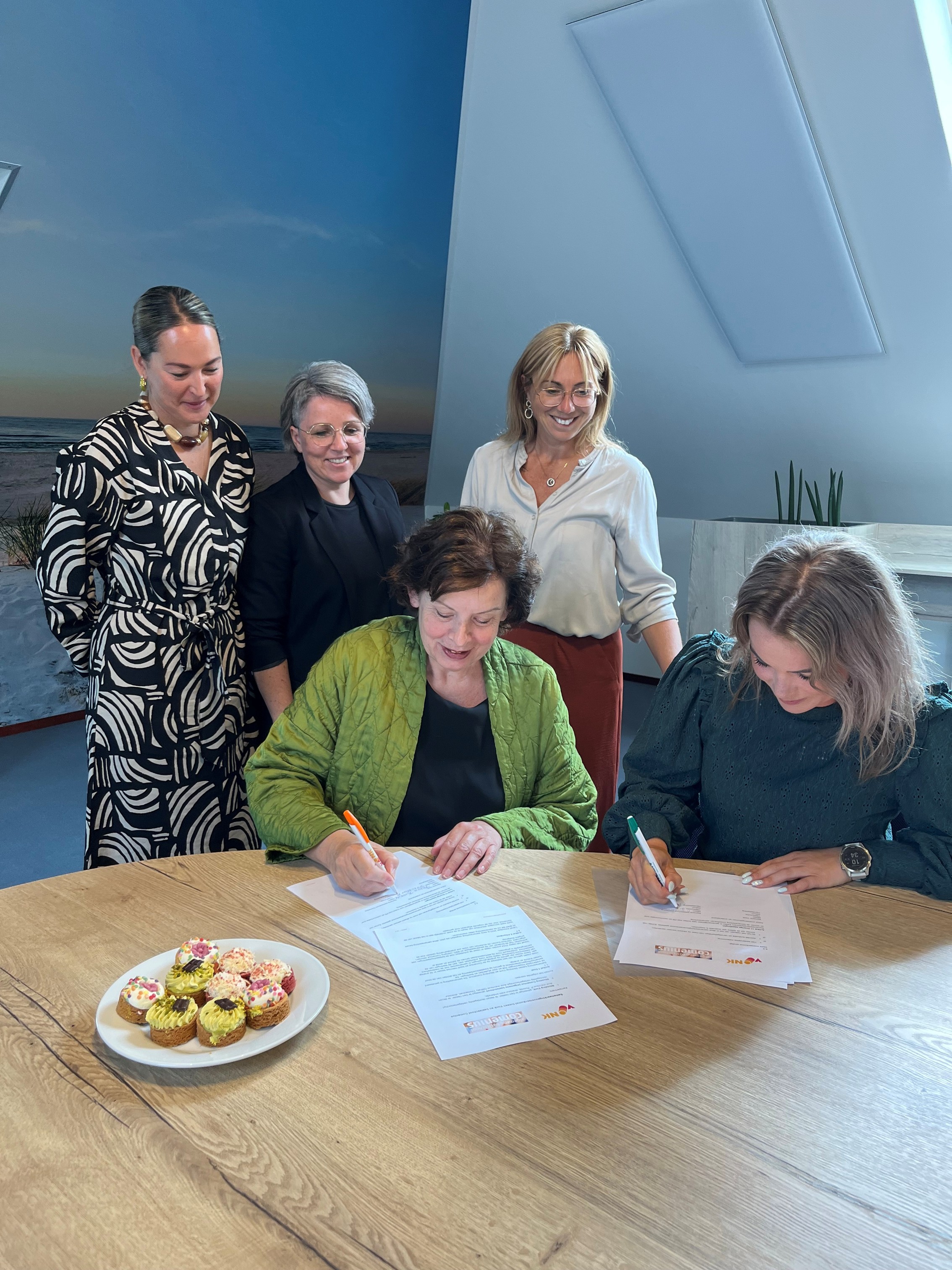 afdeling Welzijn en de Algemene Basisschool Comenius in Den Helder hun samenwerking officieel bekrachtigd