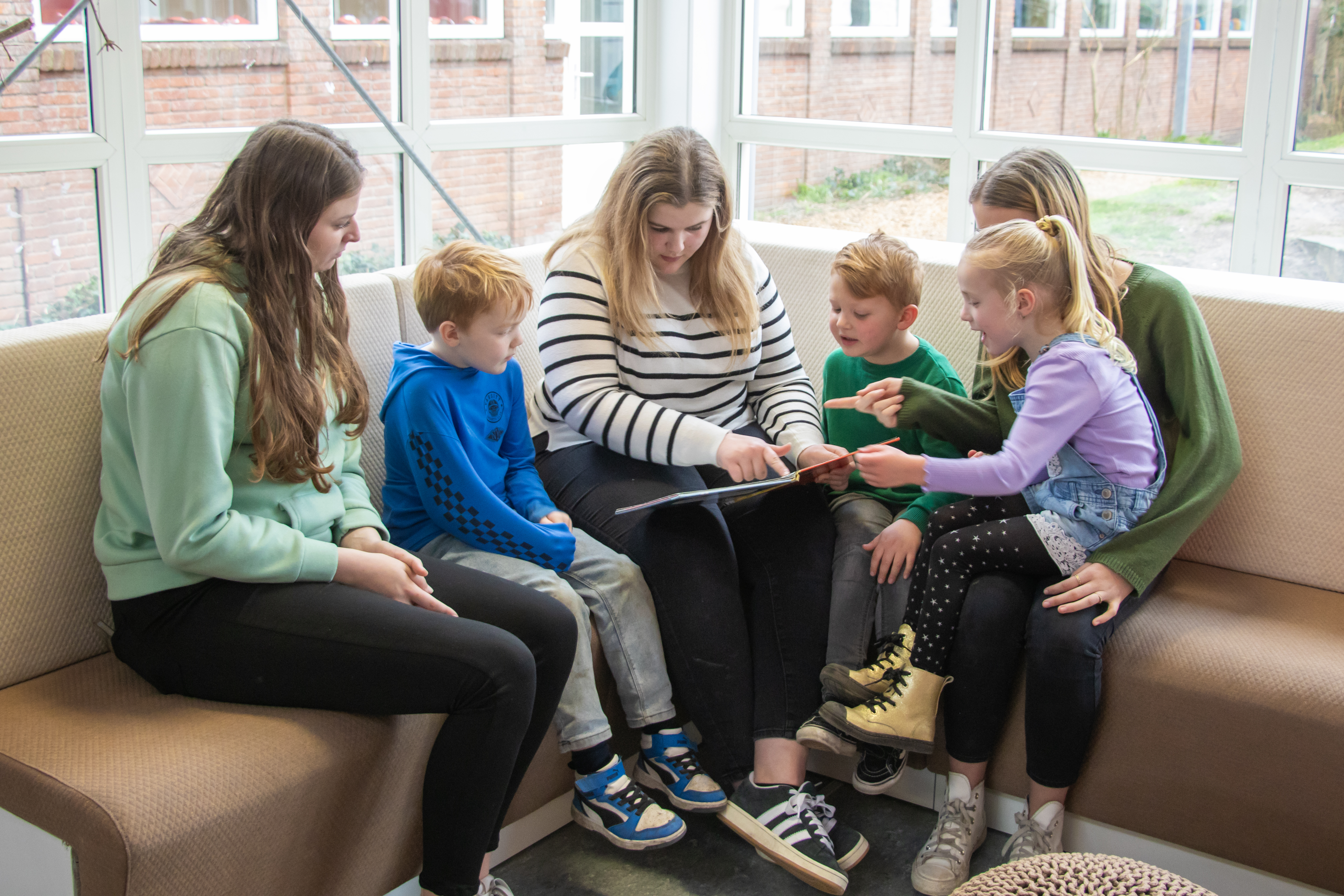 afdeling Welzijn en de Algemene Basisschool Comenius in Den Helder hun samenwerking officieel bekrachtigd
