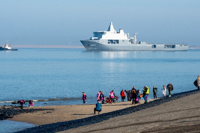 Scholieren en studenten maken strand in Den Helder schoon - Vonk