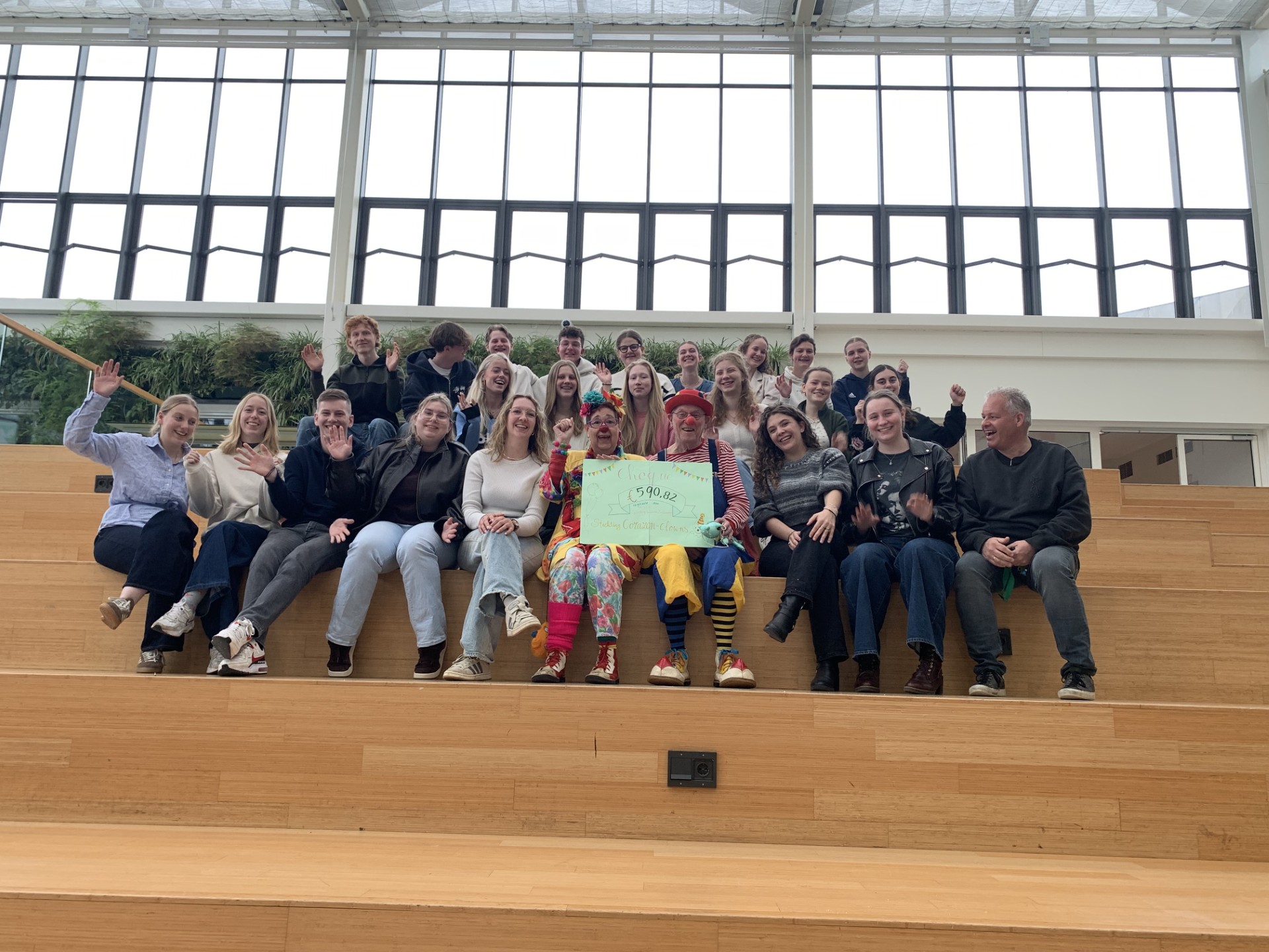 Studenten opleiding Zorgboerderij Vonk met clowns Juul en Coco