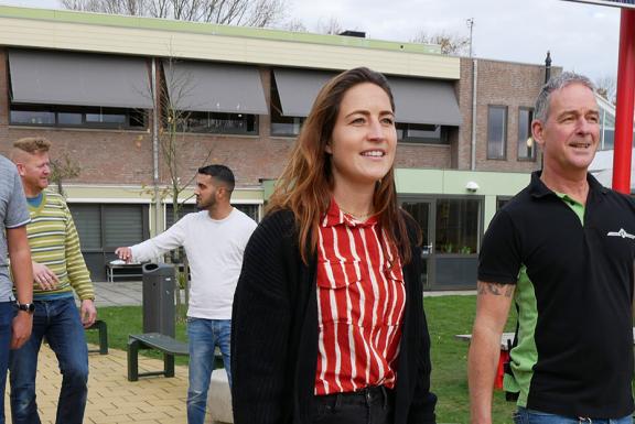 docenten samen buiten op plein