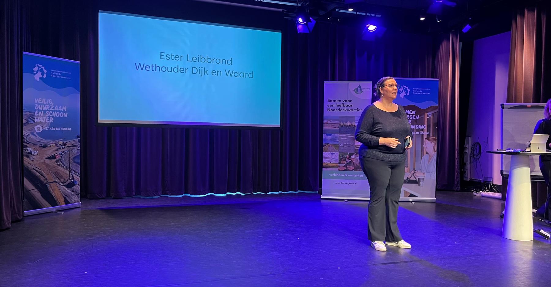 Wethouder Esther Leibbrand tijdens hackathon in Heerhugowaard
