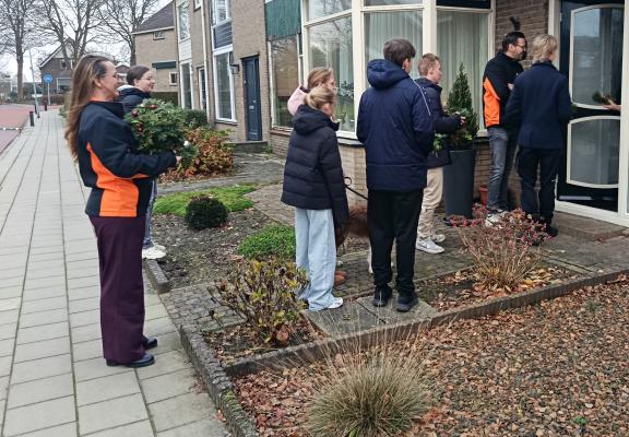 grootebroek kerstkransen uitdelen.jpg